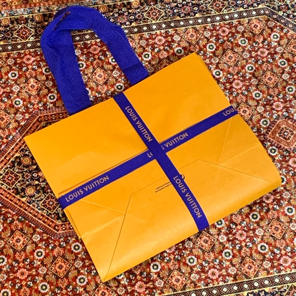 SOLD - ✨ HOST PICK ✨ Louis Vuitton wrapped city guide gift - Picture 4 of 11